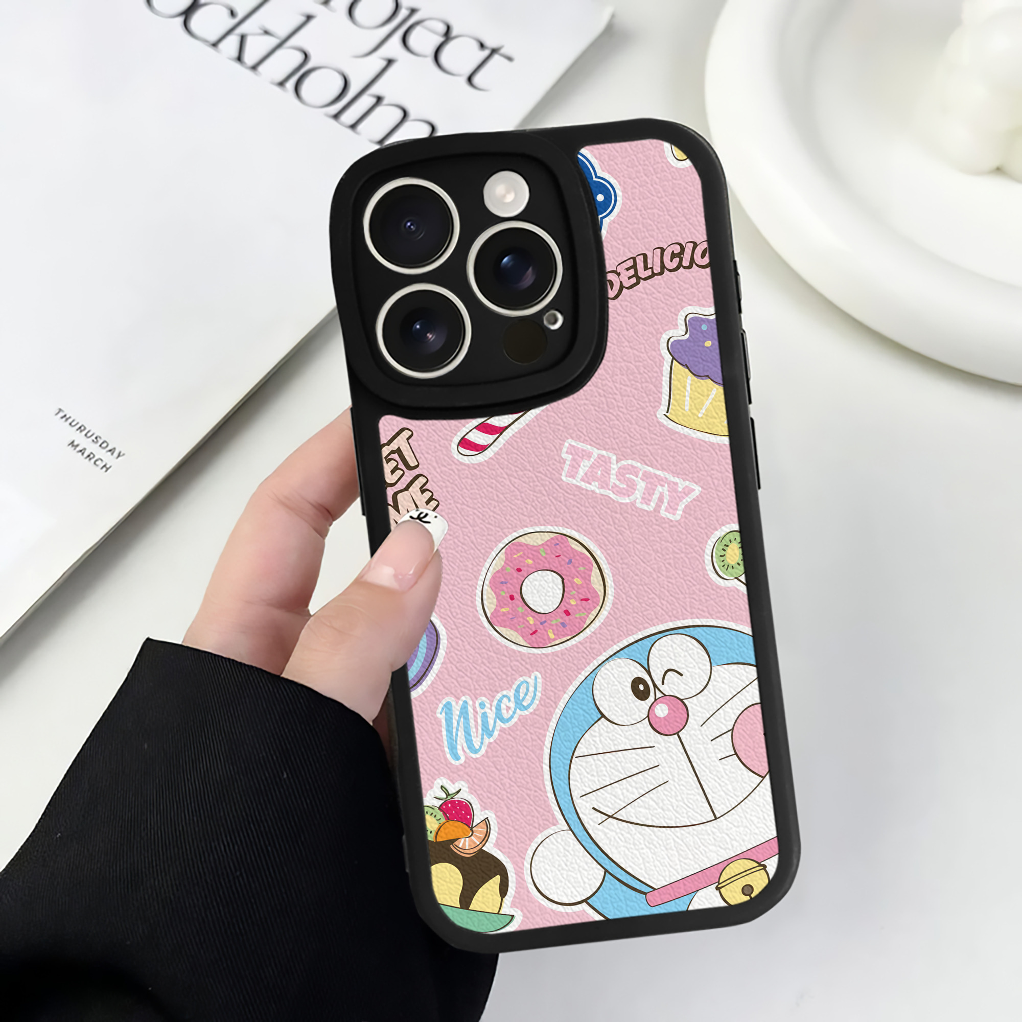 （画像用） ドラえもん Doraemon 【iPhone 16シリーズ対応】シリコンスマホケース（レザー調） 材質：シリコン